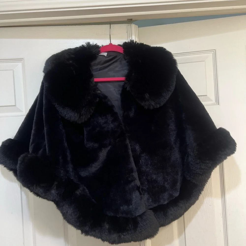 La Fiorentina Black Faux Fur Poncho wrap shawl One Size old money fall winter